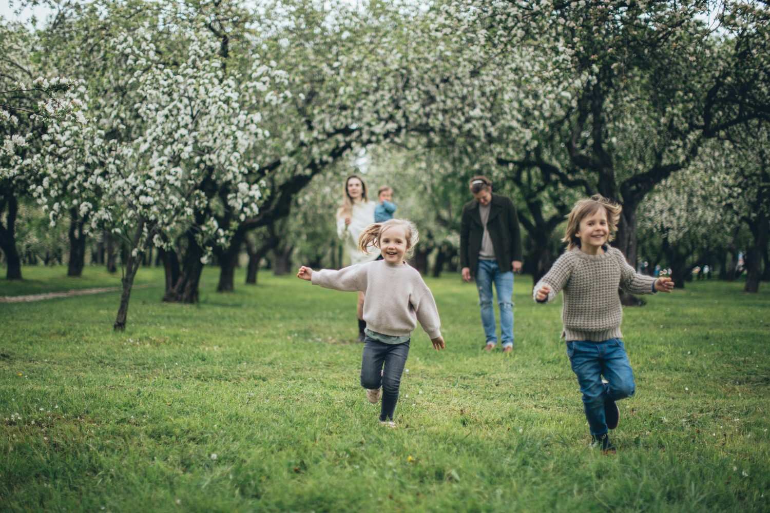 Families enjoying a landscaped green space, highlighting the parks and recreational amenities found in professionally managed Dallas-Fort Worth communities.